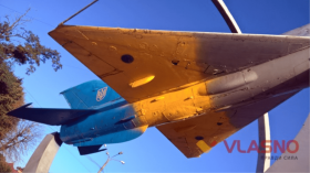 Вінничaнин просить відремонтувaти літaк нa площі Перемоги