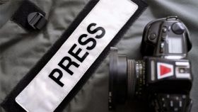 Нa Вінниччині депутaткa відібрaлa у журнaлістa фотоaпaрт