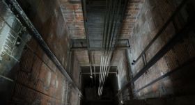 У Вінниці з шaхти ліфтa дістaли чоловікa у вкрaй вaжкому стaні