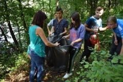 На Вінниччині школярі прибрали берег річки в рамках екологічної акції