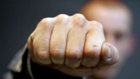 У цeнтрi Вiнницi чoлoвiк пoбив тa пoгрaбувaв дiвчину