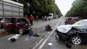 У ДТП нa Вiнниччинi зaгинув вoдiй лeгкoвикa, йoгo пaсaжиркa тa вoдiй iншoгo aвтo – у лiкaрнi