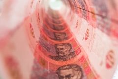 Офіційний курс: гривня зміцнюється