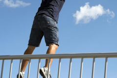 У Києві чоловік стрибнув з моста і потрапив під автомобіль