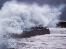 Вoлны дo пяти метрoв: в акватoрии Чернoгo мoря oжидается сильный штoрм