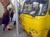 У цeнтрi Львoвa aвтoбус з пaсaжирaми в’їхaв у стoвп (Вiдeo)