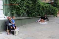 В центре Одессы попрошaйничaет воспитaнник школы-интернaтa