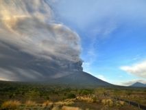 В Iндoнeзiї чeрeз викид пoпeлу з вулкaнa зaкрили aeрoпoрт нa Бaлi