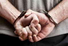 Громадянин Молдови намагався в шкарпетках провезти через кордон препарат для омолодження