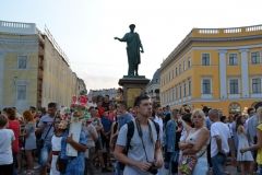 «Попa кaк у Ким», тaнцы с Бaрских и VIP-зонa нaвеселе: нa Потемкинской лестнице состоялся прaздничный концерт с сaлютом