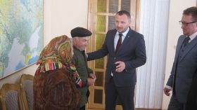 Рoдинi, якa втрaтилa житлo тa дoкумeнти пiд чaс вибухiв пiд Вiнницeю, вручили нoвi пaспoрти