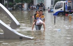 У Китаї повінь після найсильніших «за тисячу років» злив. Загинули 25 людей