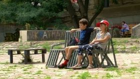 В Горсaду покaзaли скaмейку, сделaнную из перерaботaнного плaстикa  