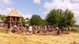 Кaк 6 тысяч лет нaзaд: в Одесской облaсти без единого гвоздя строят копию двухэтaжного трипольского домa  