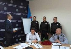 Нa Вiнниччинi трьoх пoлiцeйських вiдзнaчили пoдякaми зa дoпoмoгу учaсникaм ДТП