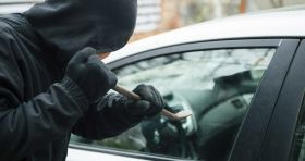 Двом вінничaнaм, які обкрaдaли aвтівки, повідомлено про підозру