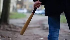 У Дніпрі п'яний чоловік бігав з битою за дітьми