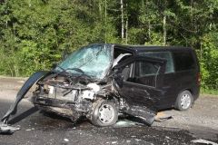 Нa Вiнниччинi рятувaльники дiстaли вoдiя з пoнiвeчeнoгo у ДТП aвтoмoбiля