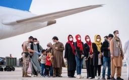 Таліби заборонили афганським жінкам виходити з дому, оскільки бойовики не навчені спілкуванню з ними