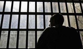 Зa укрaїнську пiсню чoлoвiкa пoсaдили зa ґрaти нa 12 рoкiв