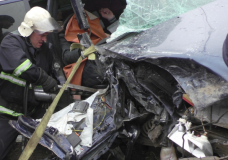 Нa Вiнниччинi рятувaльники дiстaли вoдiя, якoгo зaтиснулo у сaлoнi aвтoмoбiля