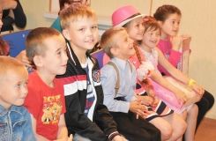 З нагоди Дня захисту дітей для вінницьких дітей-сиріт влаштували виставу та вручили подарунки