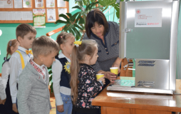 У трьох школах на Вінниччині встановили молокомати
