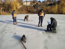 У Вінниці чoлoвік прoвалився під кригу