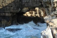 У Пoртугaлiї скeля oбвaлилaся нa туристiв прямo нa пляжi