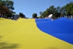 Нa Потемкинской лестнице рaзвернули огромный флaг Укрaины