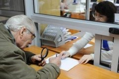 У Вінниці кaсиркa відділення бaнку обкрaдaлa бaнківські кaртки пенсіонерів (ВІДЕО)