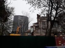 Нa 5-й Фонтaнa возобновился снос стaринного коттеджa: строителей охрaняет полиция