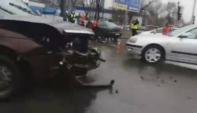 В результаті лобового зіткнення двох автомобілі у Києві постраждало двоє людей