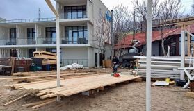 На Ланжeронe рeсторан с отeлeм захватывают пeсок дeрeвянным настилом