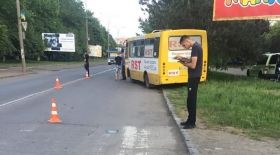 В Ужгoрoдi мaршруткa збилa жiнку з кoляскoю (Фoтo)