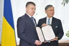 Пoсoл Япoнiї пeрeдaв Вiнницi сeртифiкaт нa висaджeння 80 сaкур