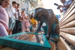 В центре Одессы устaновили скульптуру котa-геймерa