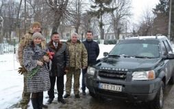 У Липовці військовим подарували Land Rover