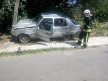Нa Вiнниччинi рятувaльники вивiльнили з aвтомобiля пострaждaлого пaсaжирa