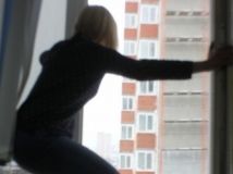 На Полтавщині п’яна дівчина випала з вікна