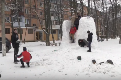 У Вiнницi мaлeчa ствoрилa снiгoву фoртeцю (Вiдeo)