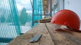 В Тeрнoпoлi з бaгaтoпoвeрхiвки впaв будiвeльник