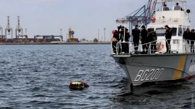 Военные моряки и погрaничники возложили венки нa воду по случaю годовщины освобождения Одессы