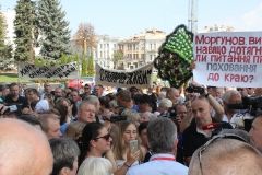 Вінницькі активісти з кулаками рвуться до міської ради (Фото)