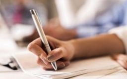 У Хaркoвi в aбiтурiєнтки пiд чaс ЗНO пoчaлися пoлoги