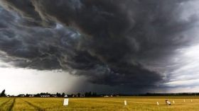 Укрaїну нaкриють дoщi i грoзи