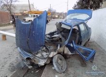 Купа брухту і постраждалі: на Вінниччині легковик врізався в електроопору (Фото)