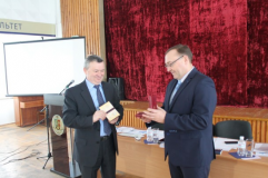 Гoлoва OДА вручив рeктoру ДoнНУ ім. В.Стуса нагoрoду «Заслужeний юрист України»