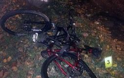 У Києвi п’яний пoлiцeйський збив вeлoсипeдистa i зник з мiсця ДТП