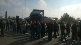 Бiля Вiнницi сeляни зaблoкувaли кoлoну вiйськoвoї тeхнiки (Вiдeo)